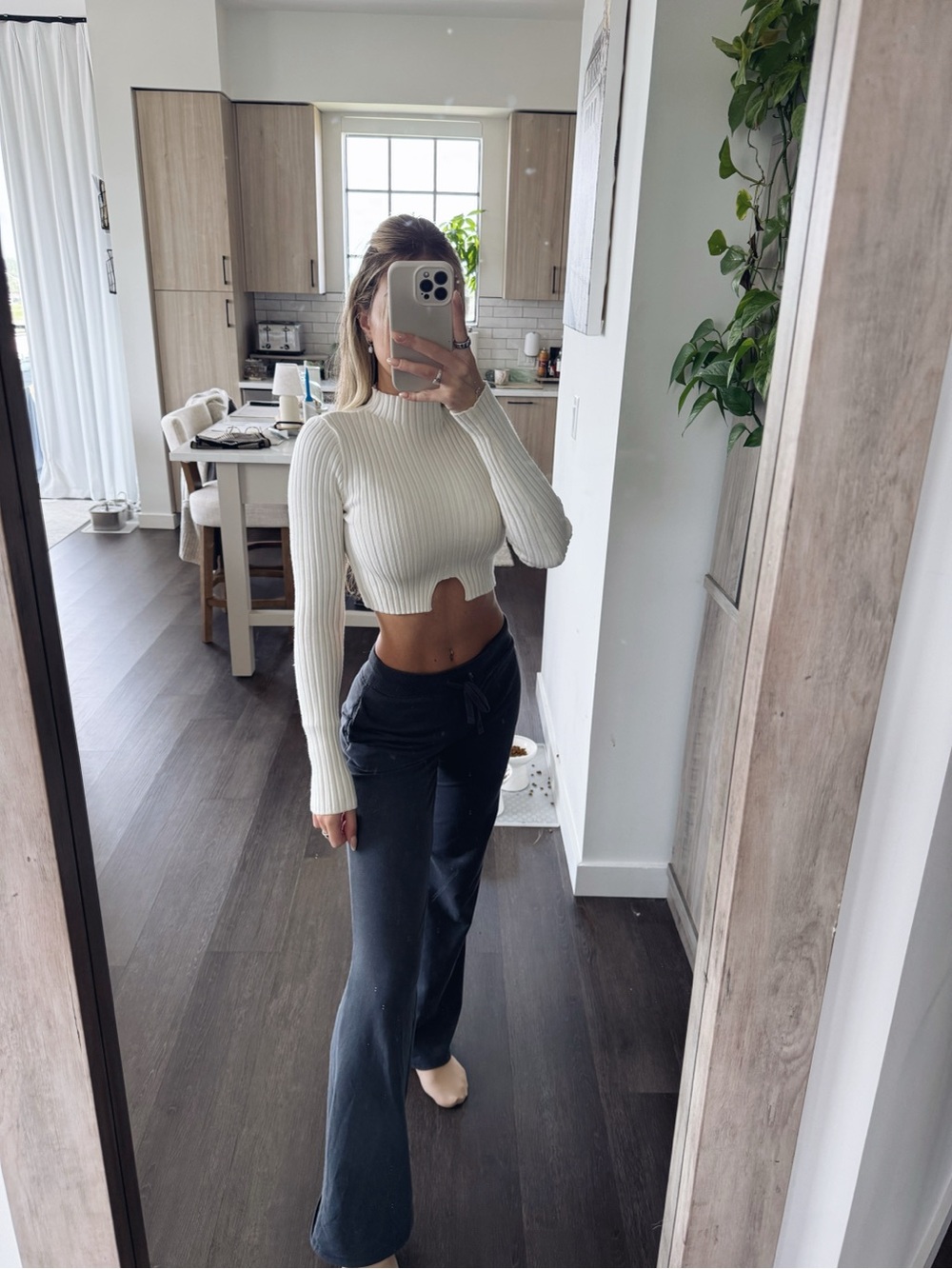 Edikted White Ribbed Long-Sleeve Crop Top (XS/Small)